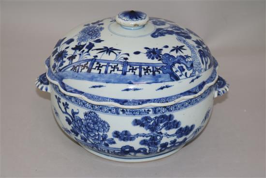 A Chinese blue and white circular tureen and cover, Qianlong period, width 28cm